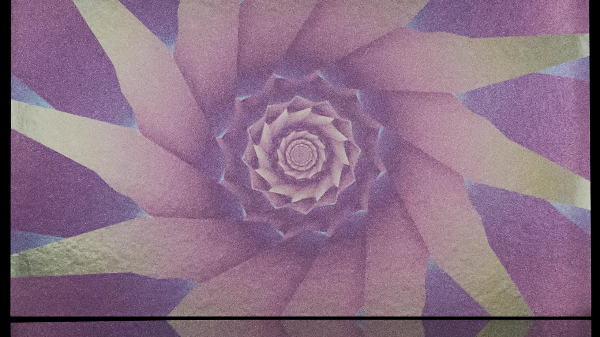 Mesmerize Wallpaper | Style: 80/05