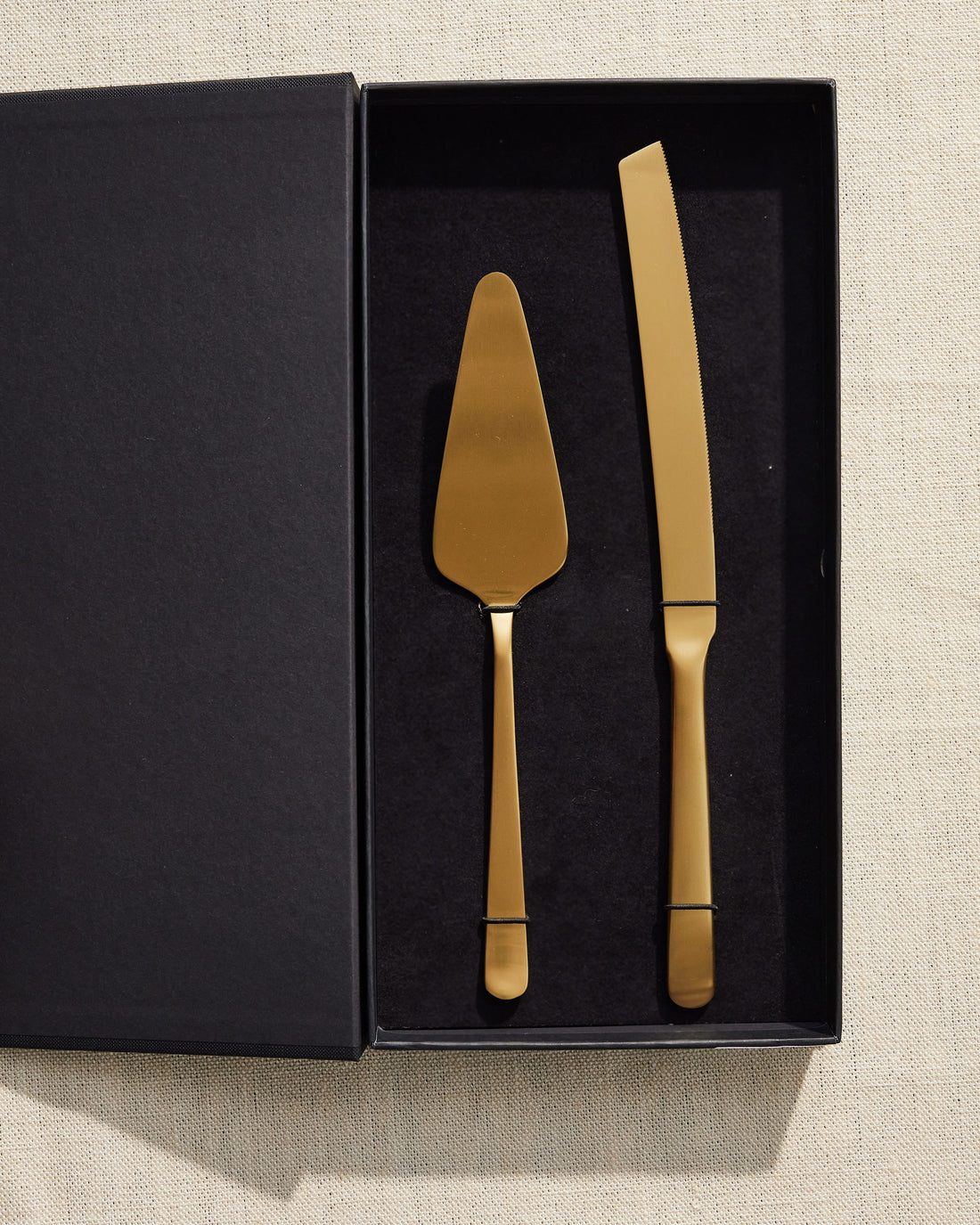 Oslo 2-Piece Cake Service Set in Matte Gold